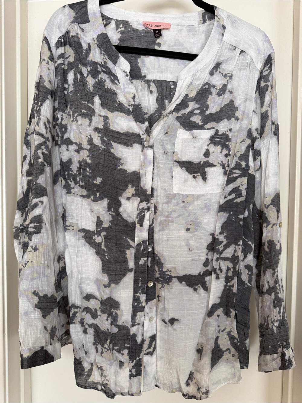 East Adeline Gray & White Printed Button-Front Blouse